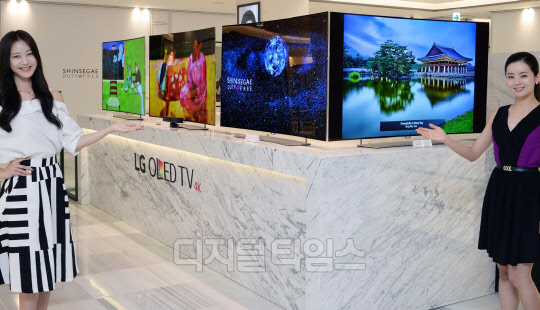 LG전자는 신세계 면세점 서울 명동점에 65인치 LG 울트라 올레드 TV(모델명: 65EG9600) 4대를 설치했다고 6일 밝혔다. LG전자 모델이 면세점 내에 설치된 LG 울트라 올레드 TV를 소개하고 있다. <LG전자 제공>